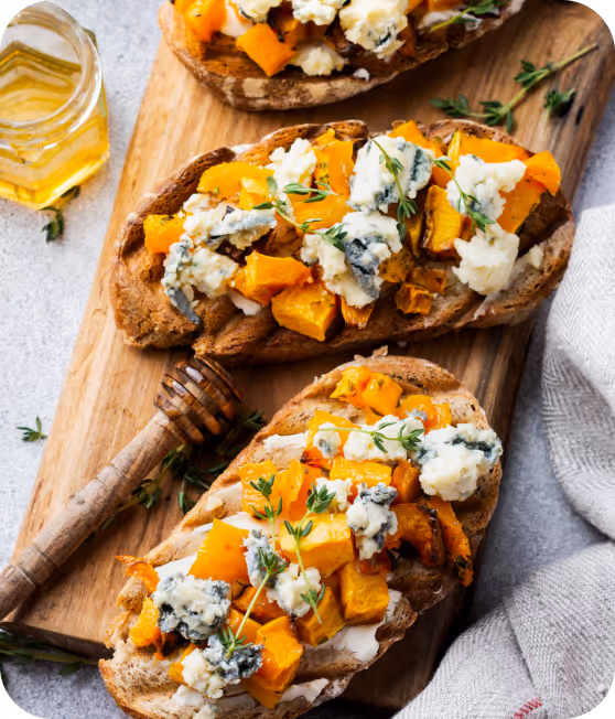 Proteinreiche Sportler-Mahlzeit von Foodballers – frisch belegte Bruschetta für Regeneration und optimale Leistungsfähigkeit