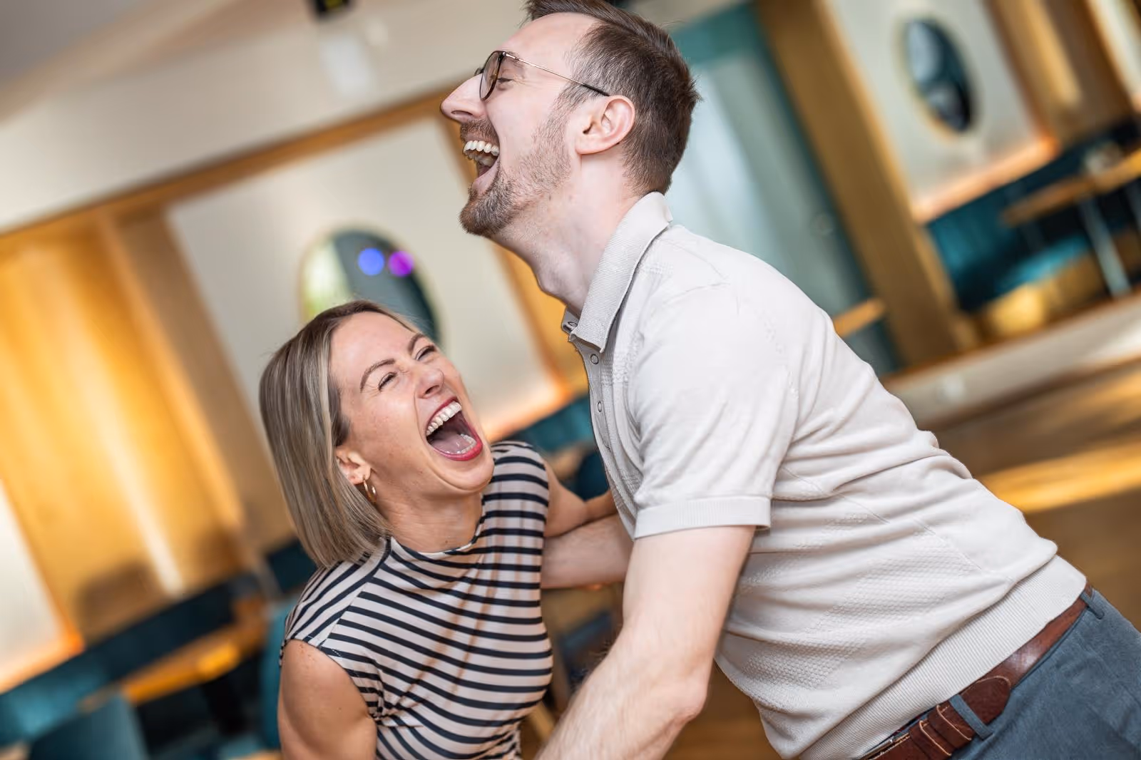 Tanzunterricht bei dem das Pärchen herzlich lacht bei der Tanzschule Wankmüller.