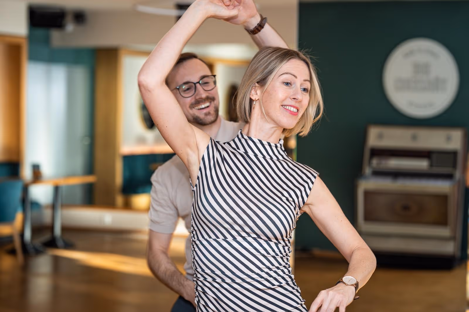 Tanzkurs-Teilnehmer in Aktion im modernen Tanzsaal