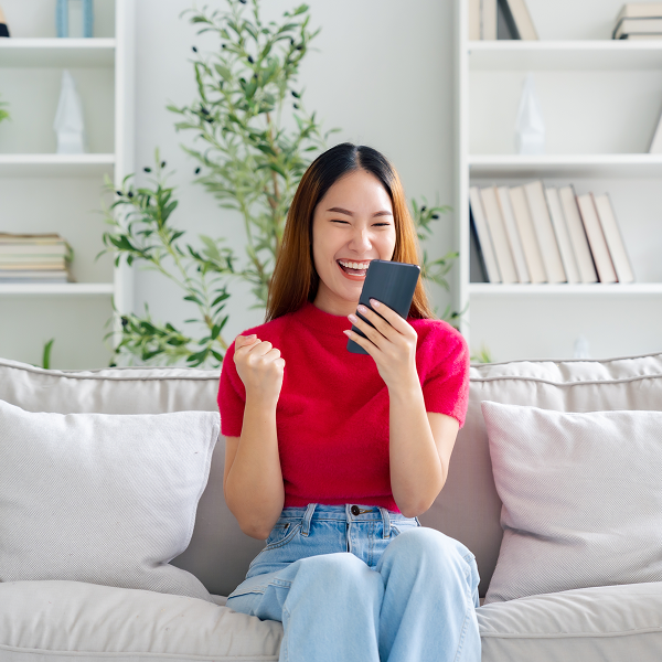 Pengguna mengirim transfer melalui ponsel