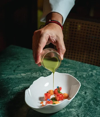 Restaurante Éon no Palacete Severo — mesa de jantar em ambiente requintado
