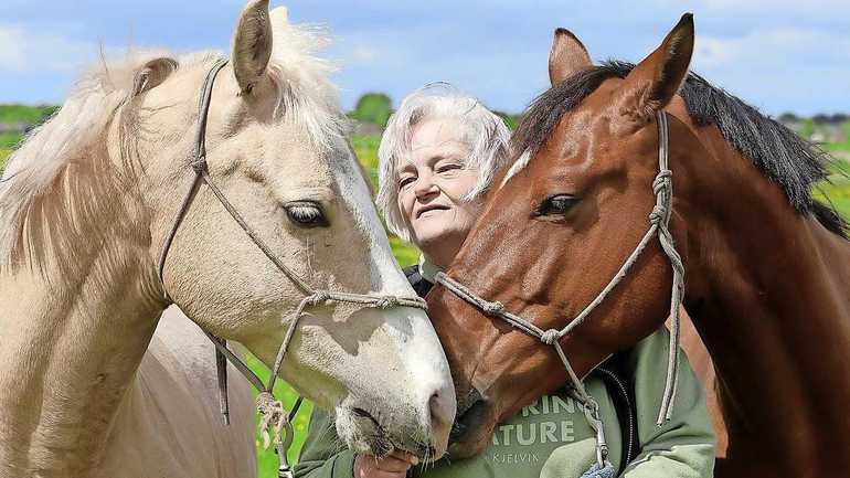 Uiteindelijk zat Margreet ten Pas (59) als slachtoffer van de toeslagenaffaire met een schuld van een ton. “De paarden, alle honden, alles moest weg.”