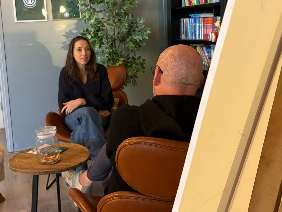 Herman in gesprek met 'luisterend schrijver' Deirdre.