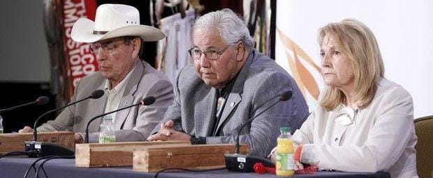 Commissieleden bij de voorstelling van het rapport. Voorzitter Murray Sinclair zit in het midden