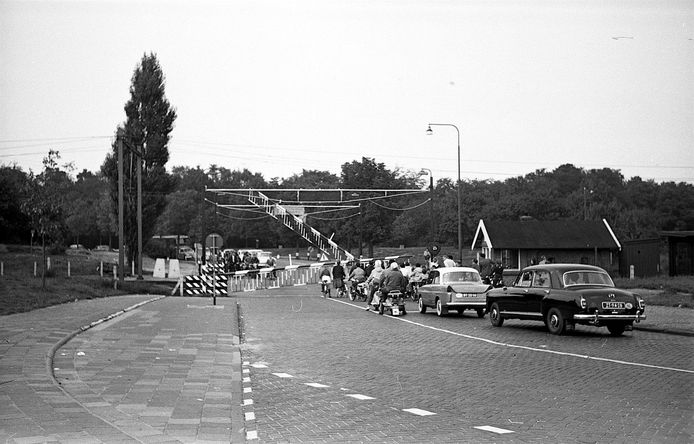 De houten keet ‘Ad Patat’ die Ruud en Nicole in 1996 overkochten, hier op archiefbeeld uit omstreeks 1960.