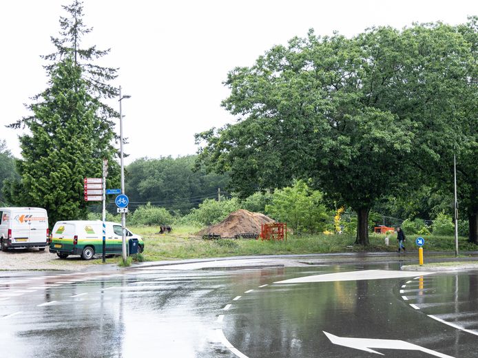 De Vlasakkers mei 2024: een bult zand is al wat rest van wat ooit de trots van Ruud en Nicole was.