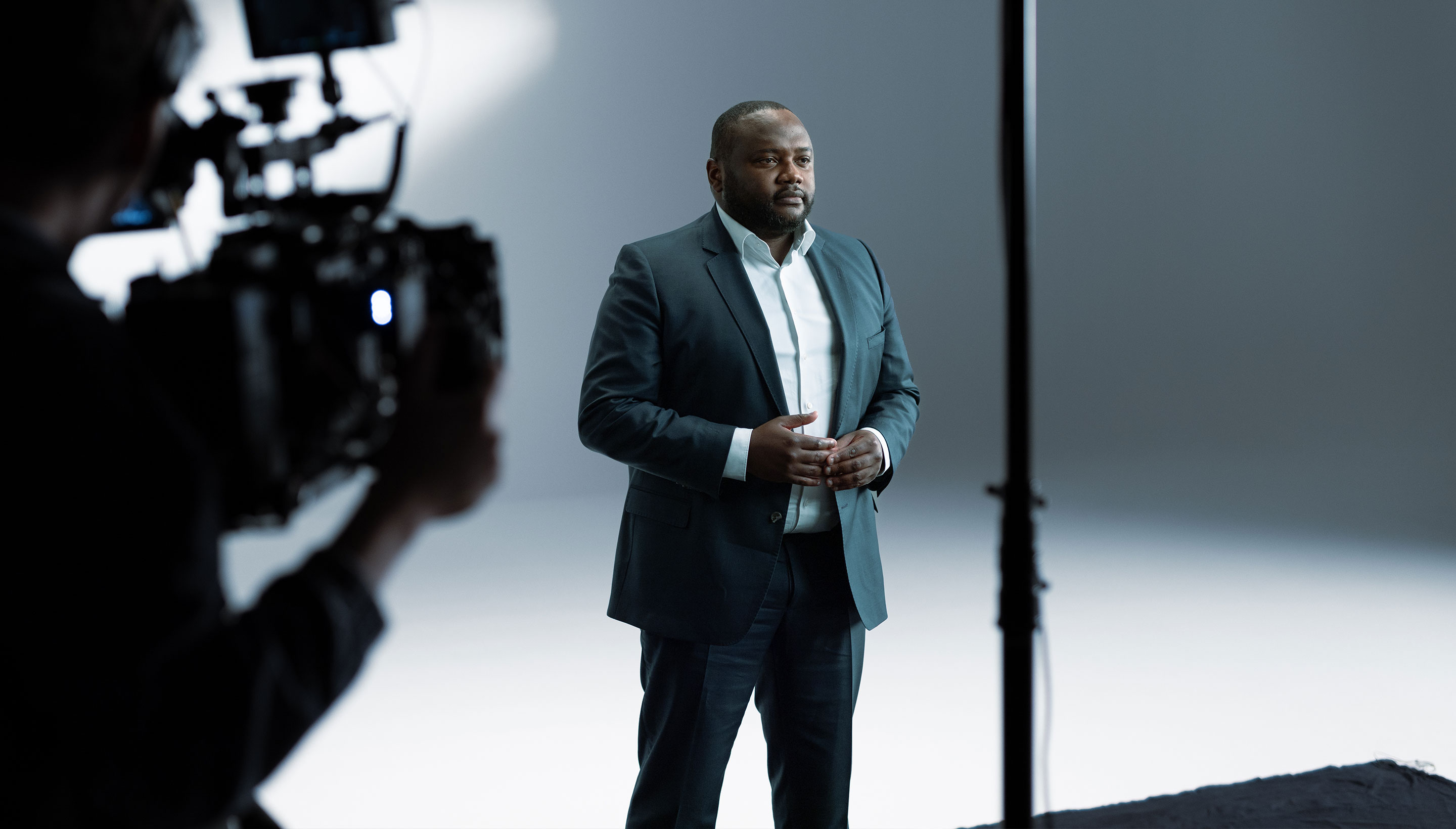 Mpanzu tijdens de opnames van de videos voor The School for Moral Ambition (Beeld: Encrite)