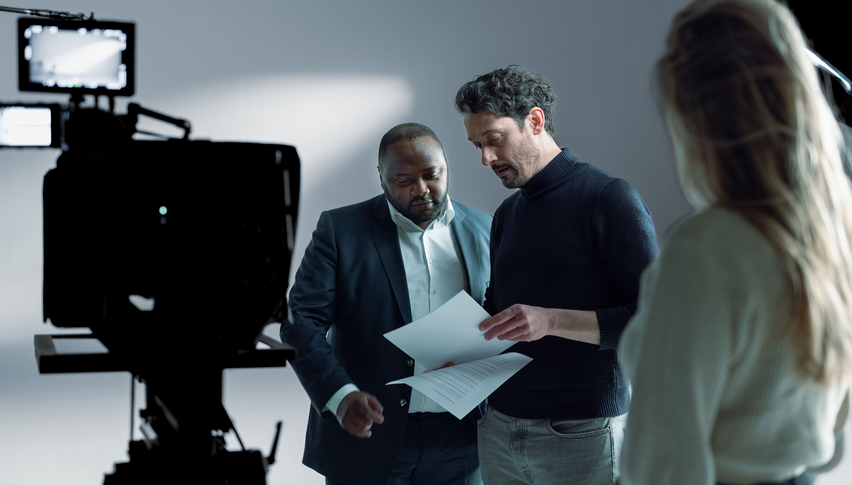 Mpanzu tijdens de opnames van de videos voor The School for Moral Ambition (Beeld: Encrite)