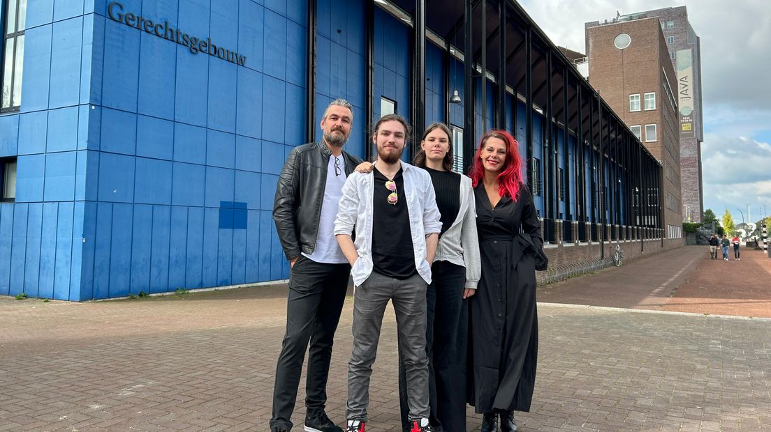 Vlnr: Jeroen, Orlando, Aurora en Renate slepen als gezin de Staat wederom voor de rechter