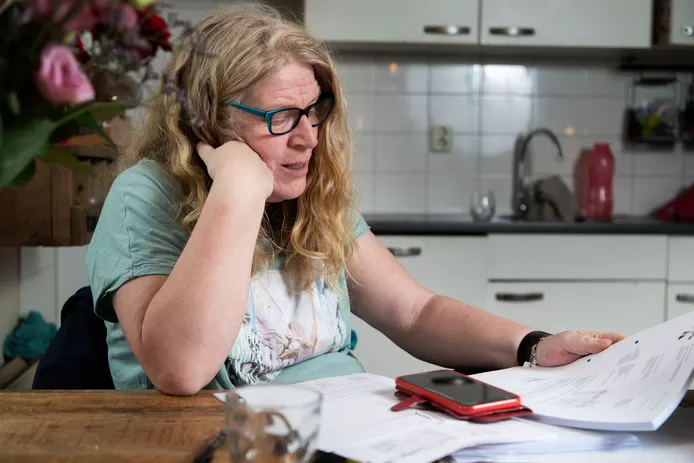 Moeder Riemke Jansen uit Enschede is slachtoffer van de Toeslagenaffaire. Twee kinderen zijn uit huis geplaatst. „Ik wil mijn dossier zien, daarom teken het schikkingsvoorstel niet.”