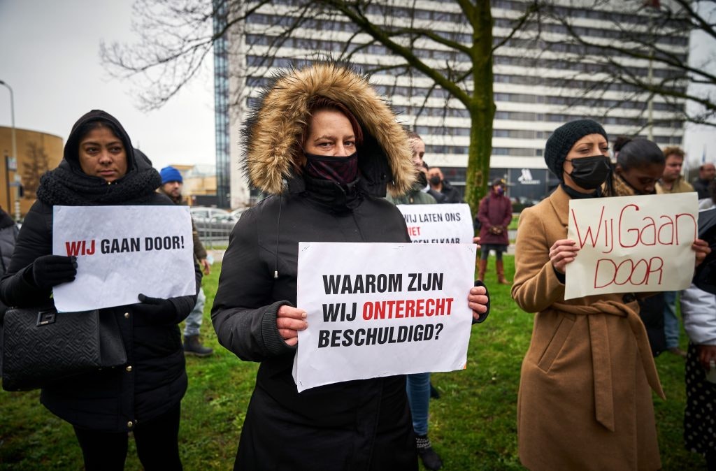 Gedupeerde ouders van de toeslagenaffaire demonstreren voor het Catshuis in Den Haag.
