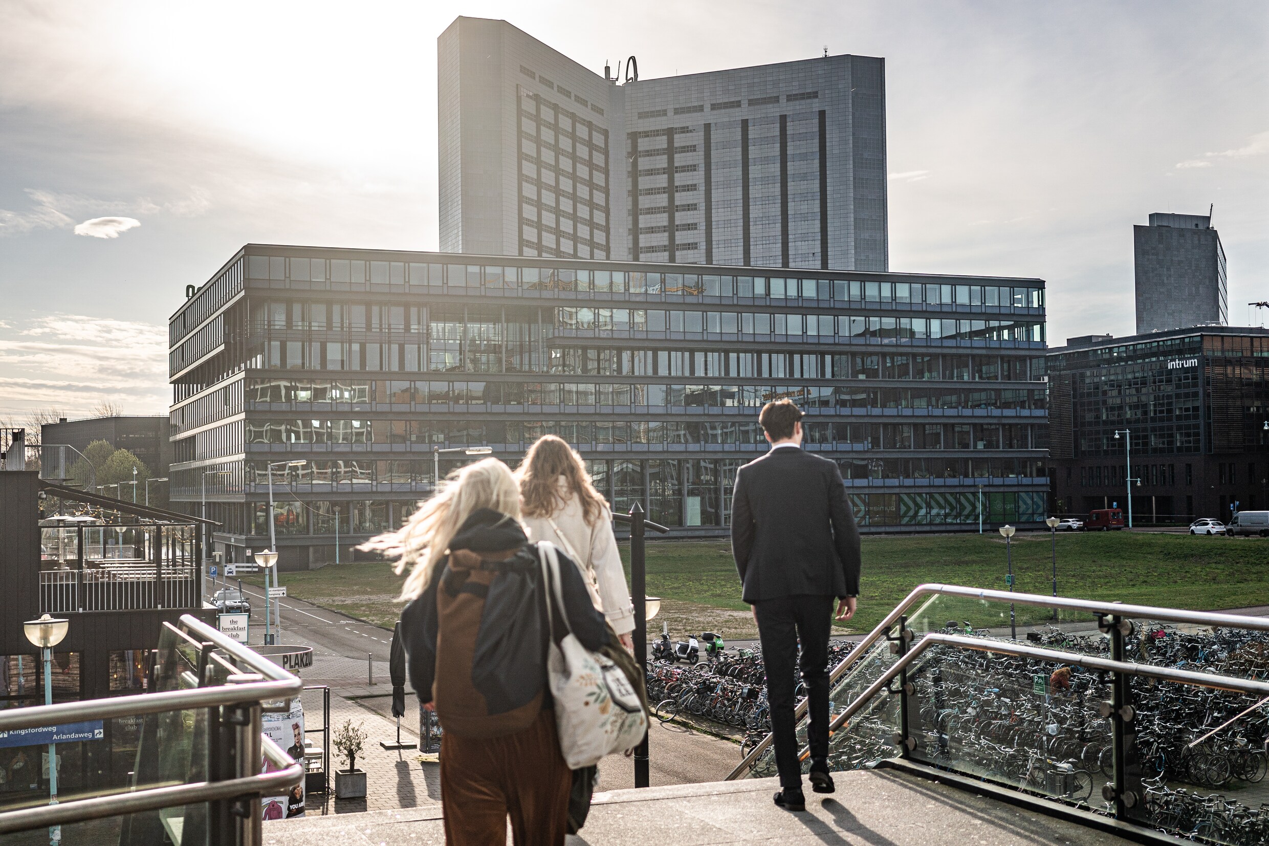 Exterieur van het Belastingdienst kantoor in Sloterdijk, Amsterdam.