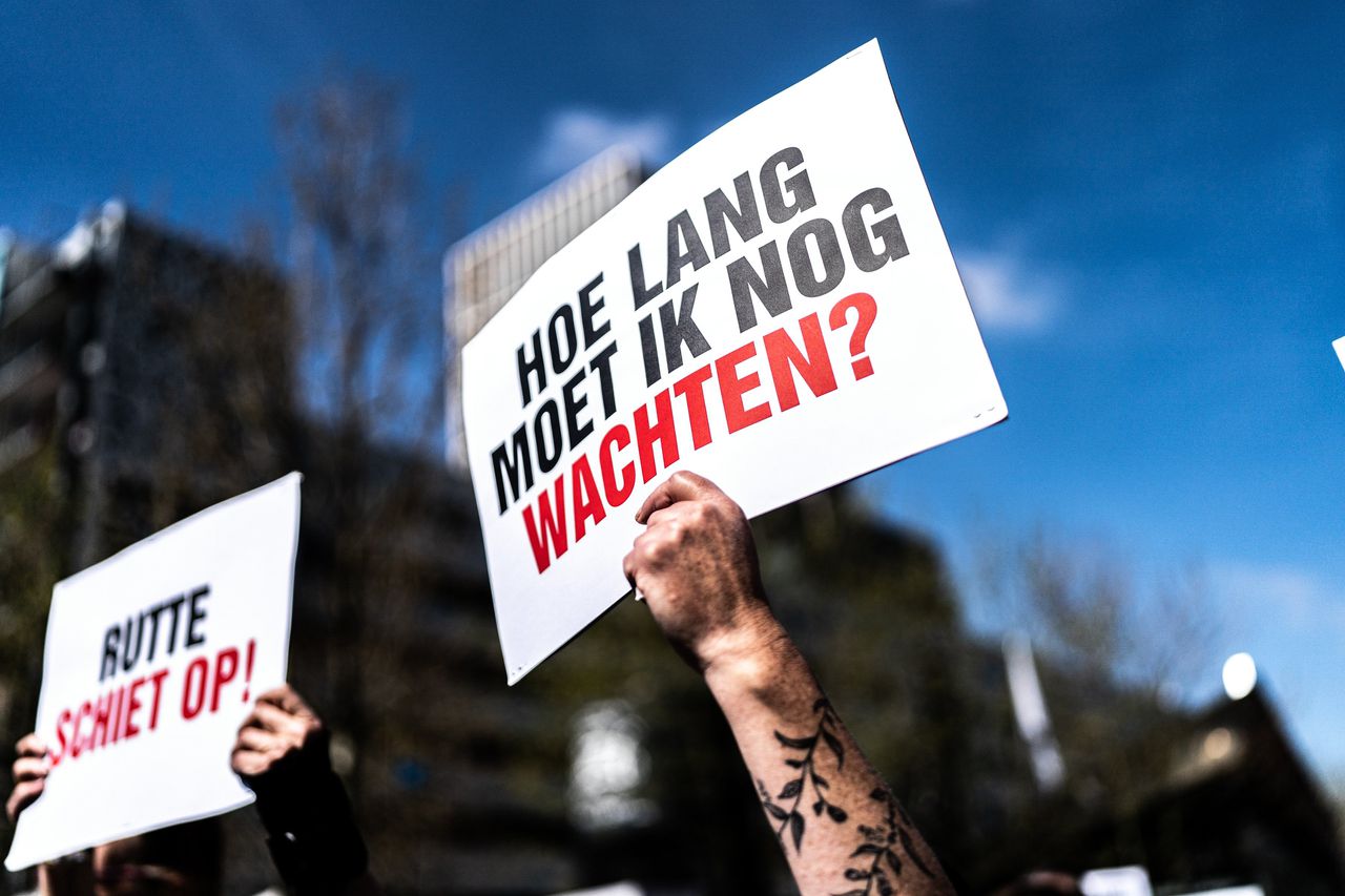 Maatschappelijke en politieke organisaties hielden in april 2022 een manifestatie in Rotterdam om de ouders en kinderen die slachtoffer zijn van de Toeslagenaffaire te steunen.