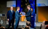 Commissievoorzitter Michiel van Nispen biedt als voorzitter van de parlementaire enquêtecommissie Fraudebeleid het rapport aan aan Kamervoorzitter Martin Bosma.