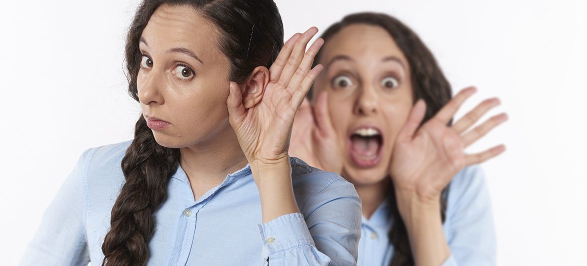 Vrouw luisterend en waarschuwend