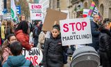 Gedupeerde ouders van de Toeslagenaffaire lopen mee in de Mars met de Moeders in Rotterdam.