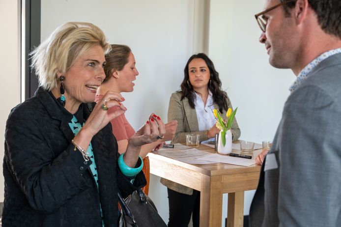 Prinses Laurentien in gesprek met wethouder Peter Heijkoop tijdens een bijeenkomst in Dordrecht over taalontwikkeling bij jonge kinderen.