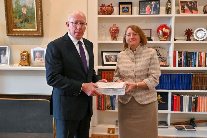 Voorzitter van de onderzoekscommissie Catherine Holmes overhandigt het eindrapport aan gouverneur-generaal David Hurley