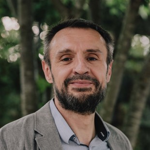 image of a student team collaborating with ai tools