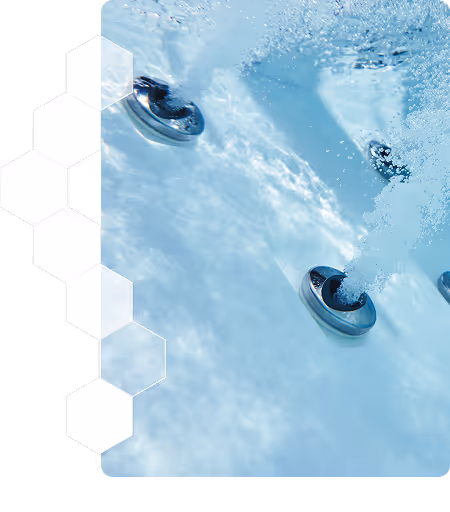 Jets d'eau tourbillonnants dans une baignoire spa ou un jacuzzi bleu clair.