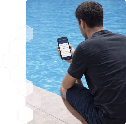 Homme assis au bord d'une piscine regardant une application de suivi d'humeur sur son smartphone.
