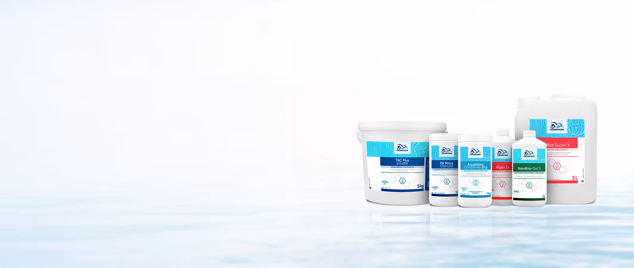 Six produits chimiques de nettoyage de piscine de différentes tailles avec étiquettes bleues, vertes et rouges posés sur une surface reflétant de l'eau.