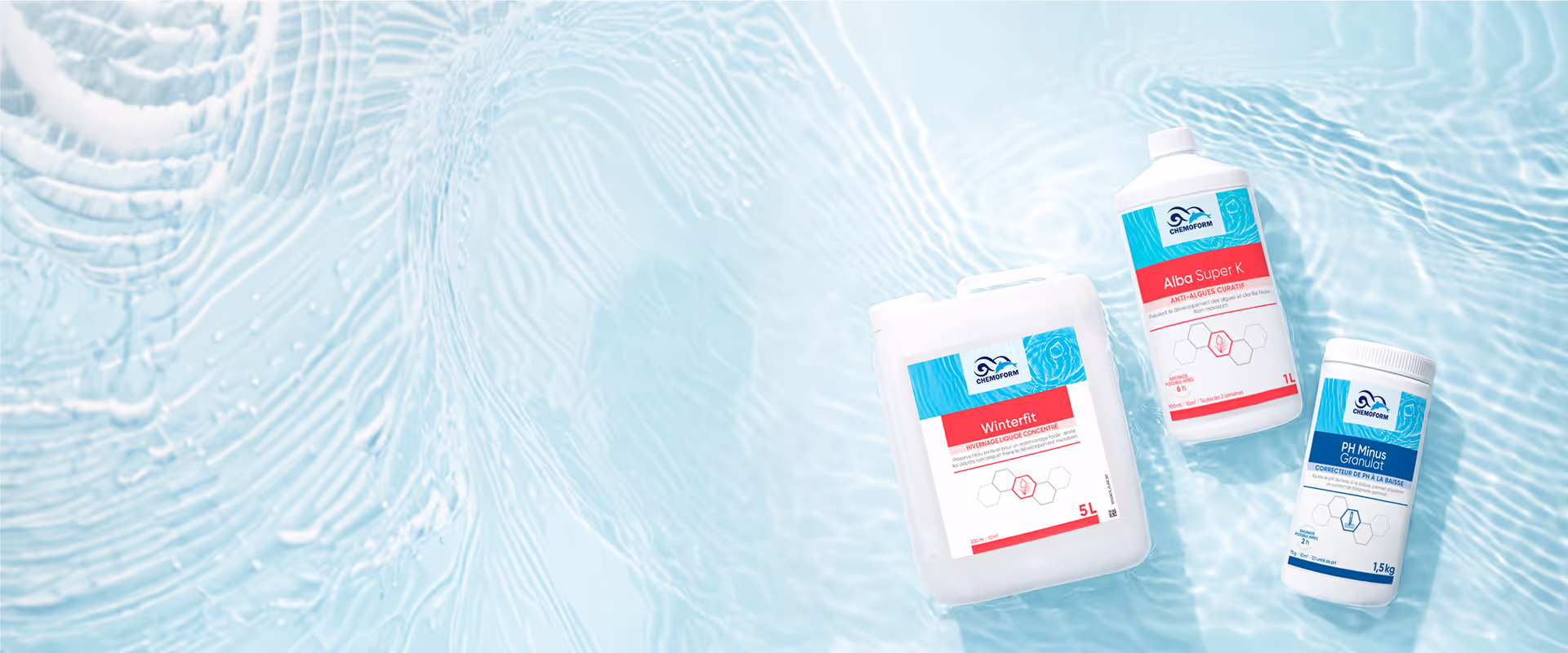 Trois produits chimiques pour piscine Chemofrom posés sur une surface d'eau claire avec des reflets ondulés.