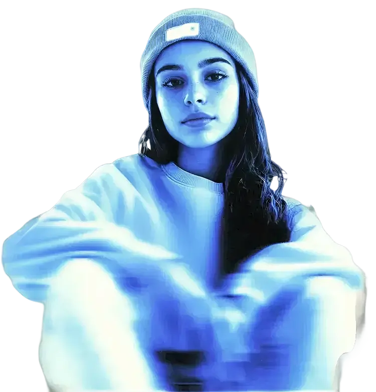 Фігура сидить зі схрещеними ногами, одягнена в светр та шапку, оточена темним фоном з холодним блакитним сяйвом.