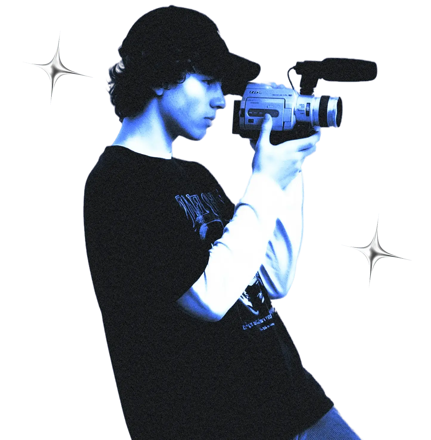 Людина з відеокамерою, одягнена в чорну сорочку та білий одяг з довгими рукавами, на чорному тлі з блискучими акцентами.