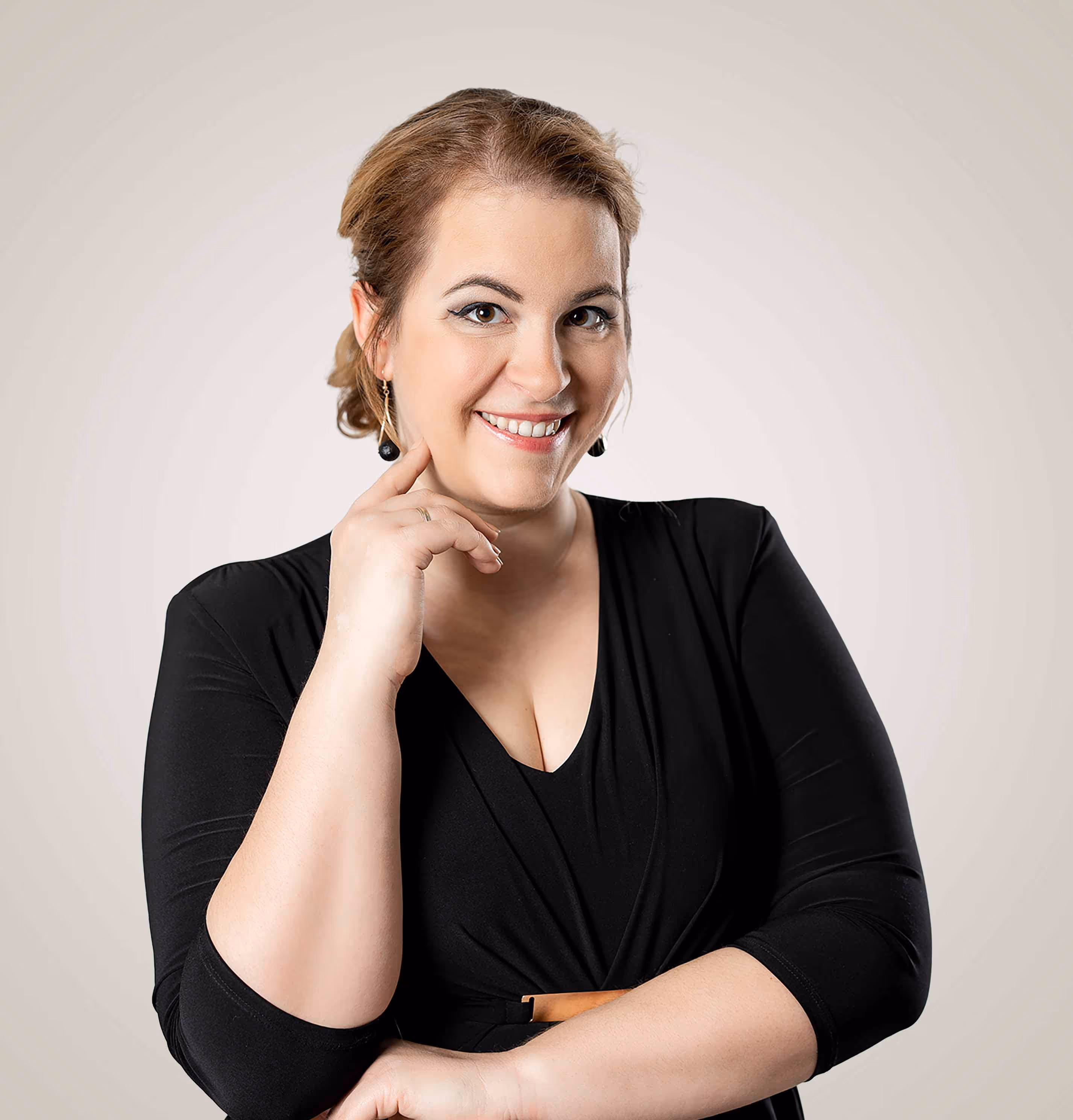 Nádai Réka tréner, az online időmenedzsment tréning oktatója, aki az egyénre szabott időstratégiák kidolgozásában segít.