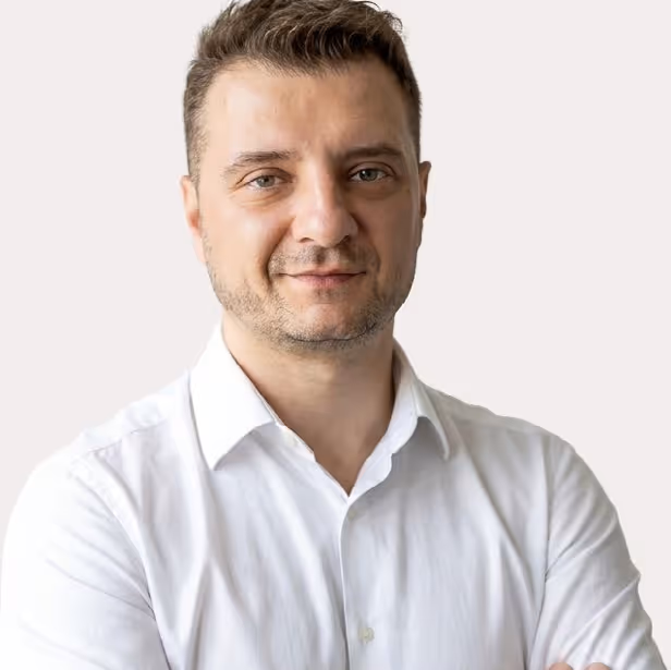 Topolay Gábor ADHD-val élő tréner, aki saját tapasztalataira és 5 év szakmai gyakorlatára építve gyakorlati módszereket tanít támogató, elfogadó környezetben.