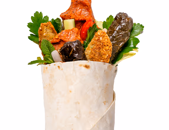 Gefüllter Wrap mit Falafel, Tomaten, Weinblättern und frischen Kräutern.