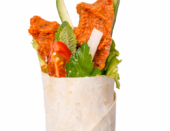 Cigköfte-Wrap mit frischen Tomaten, Salat, Petersilie, Minze und Gurkenstreifen in einem dünnen Fladenbrot.