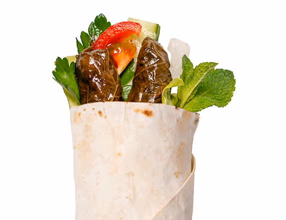 Wrap mit gefüllten Weinblättern, Gurke, Tomate, Petersilie und Minze in Weizentortilla.