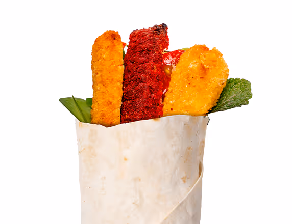 Wrap mit bunten Gemüsestäbchen und frischen Blättern auf weißem Hintergrund.