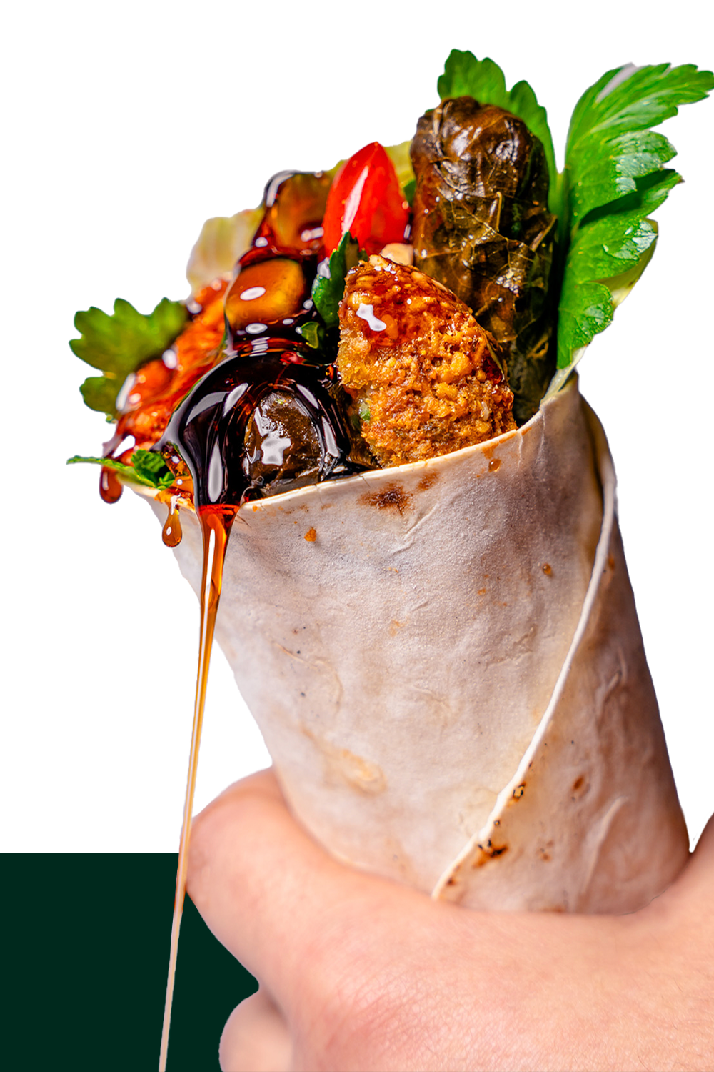 Teller mit neun gebackenen Quadraten mit Gemüsefüllung und einem Becher mit weißem Dip, garniert mit frischer Minze.