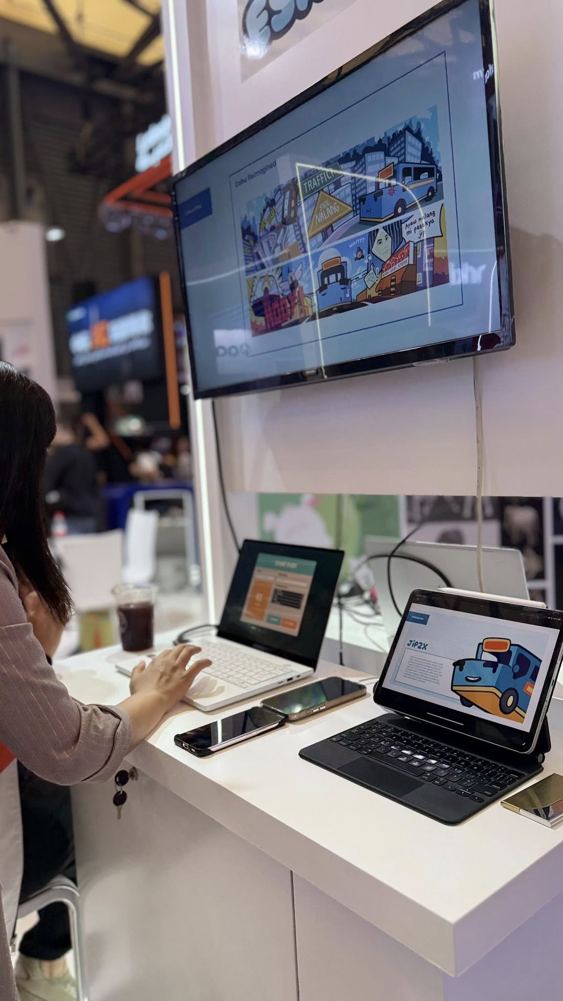 Eskinita Crossing booth at ChinaJoy 2025 — game characters display and presentation screen