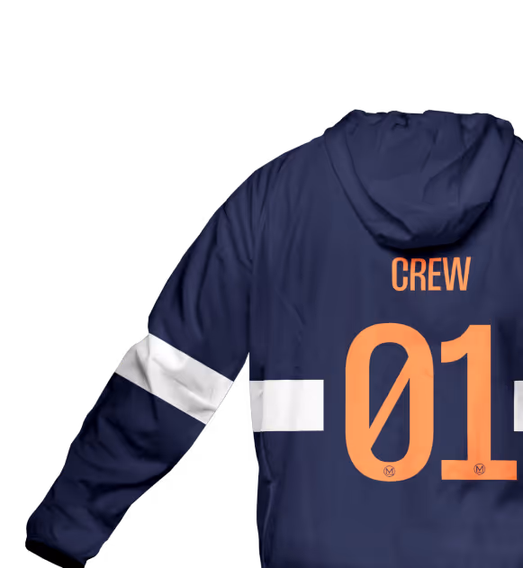 Achterkant van een blauwe Mercurius jas met de witte opdruk crew 01