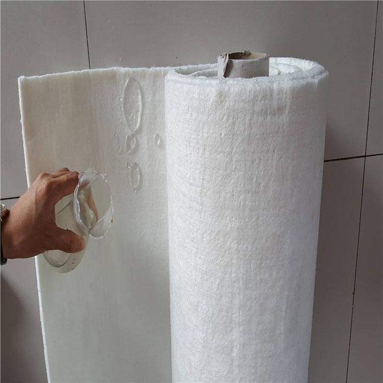 Rouleau de matelas aérogel hydrophobe — l'eau perle sans pénétrer
