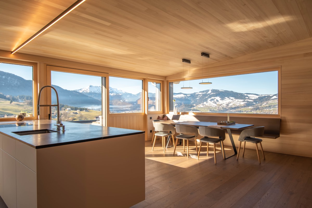 Intérieur chaleureux d'un chalet alpin en bois
