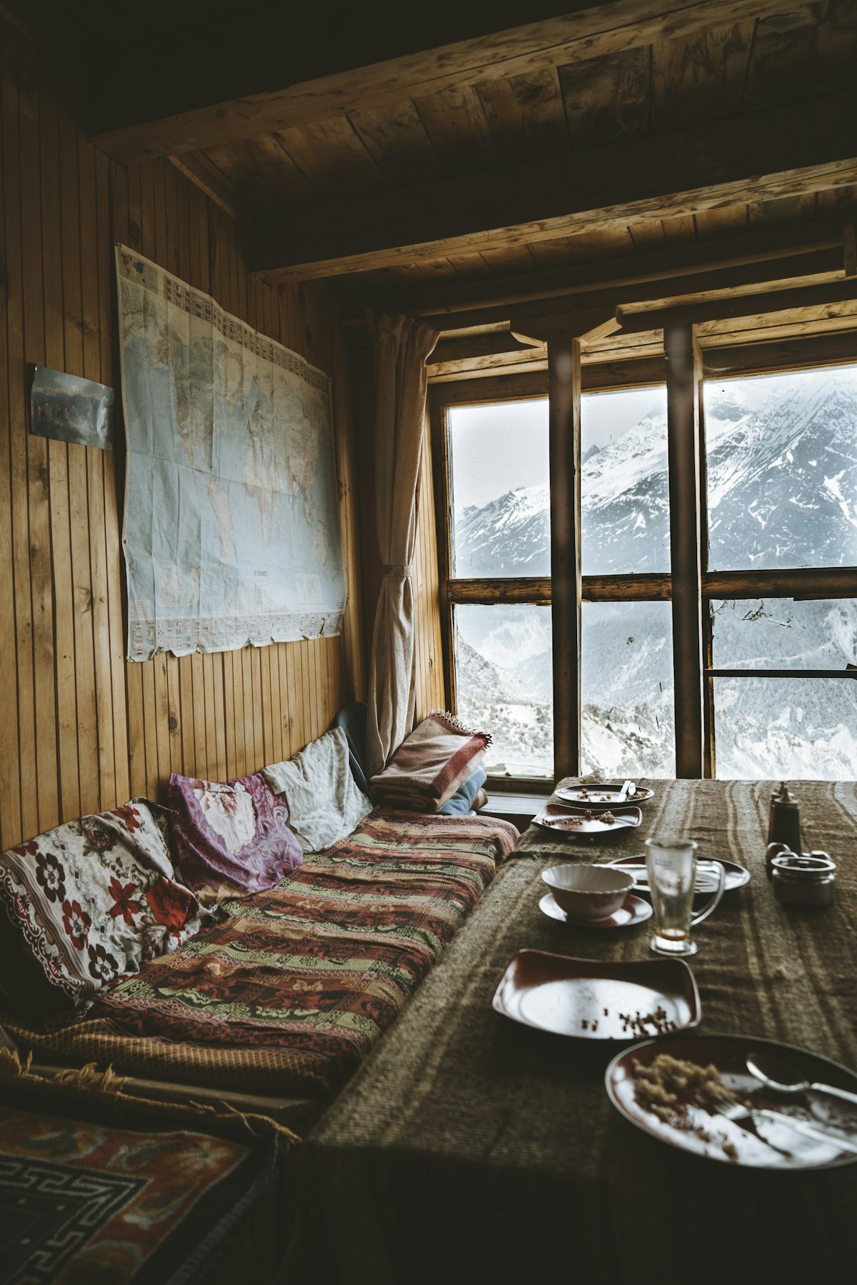 Détails intérieurs d'un chalet alpin traditionnel