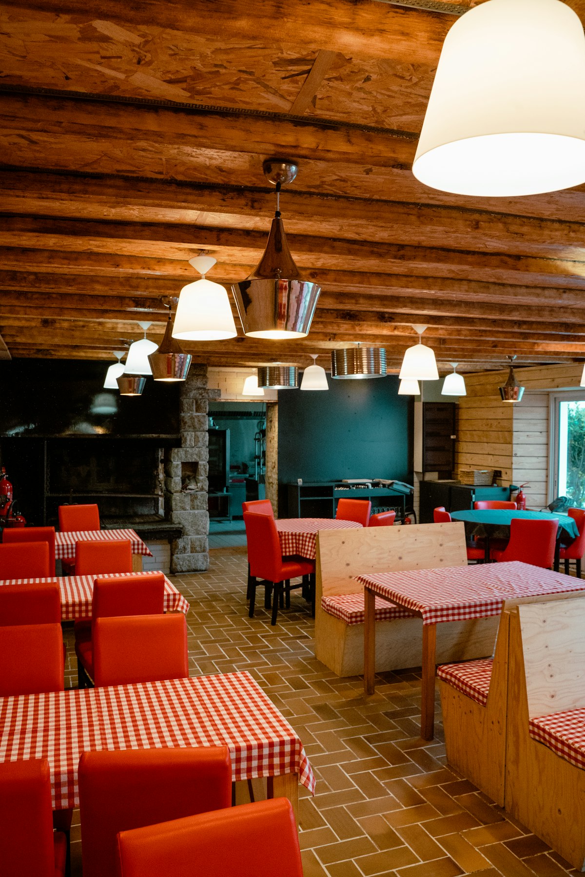 Intérieur rustique en bois d'un chalet de montagne