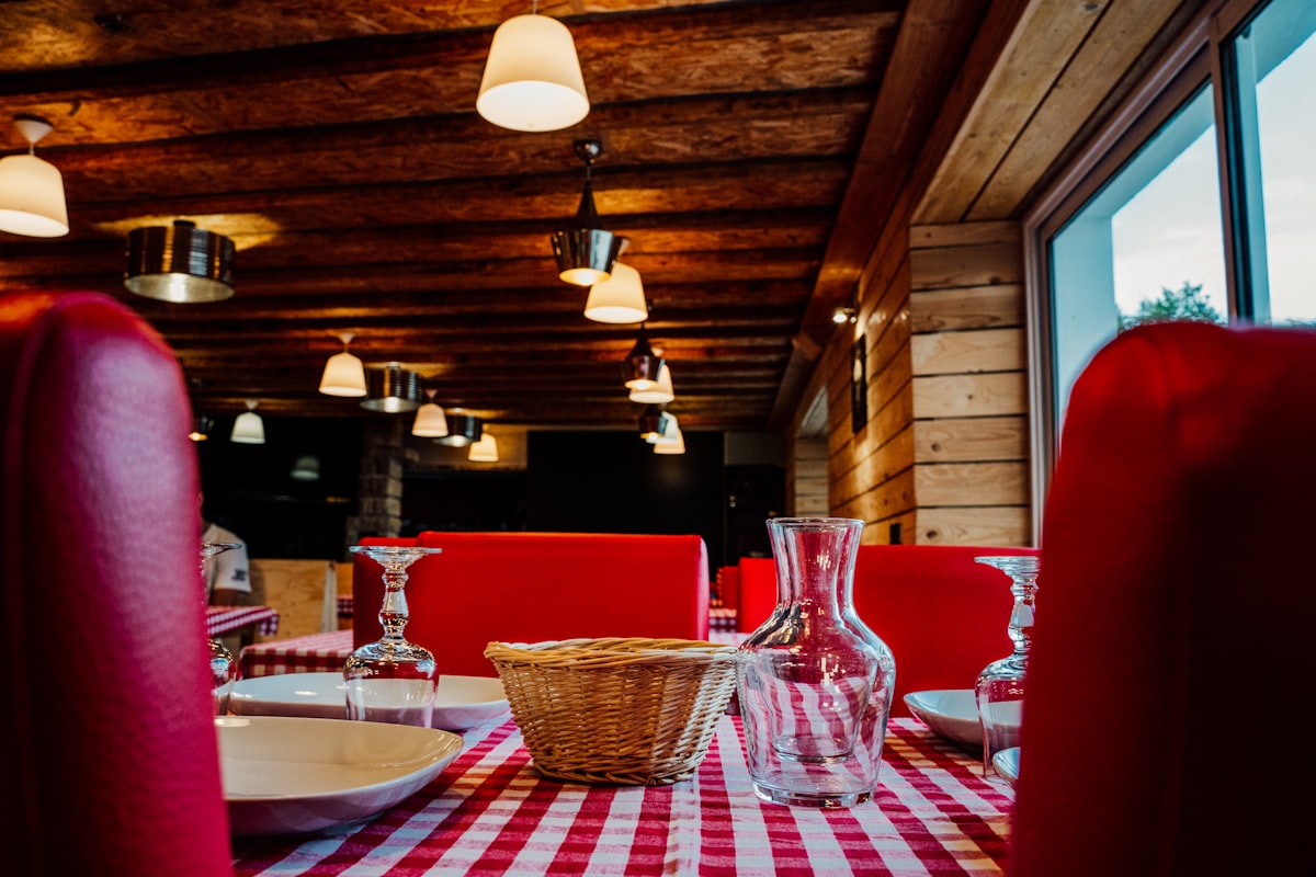 Salon cosy d'un chalet suisse avec boiseries