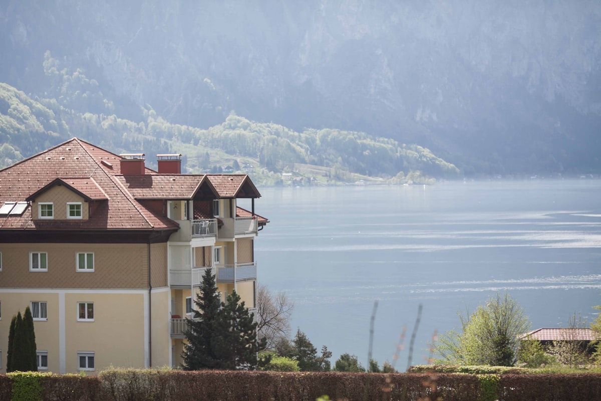 Maison au bord du lac avec charme architectural