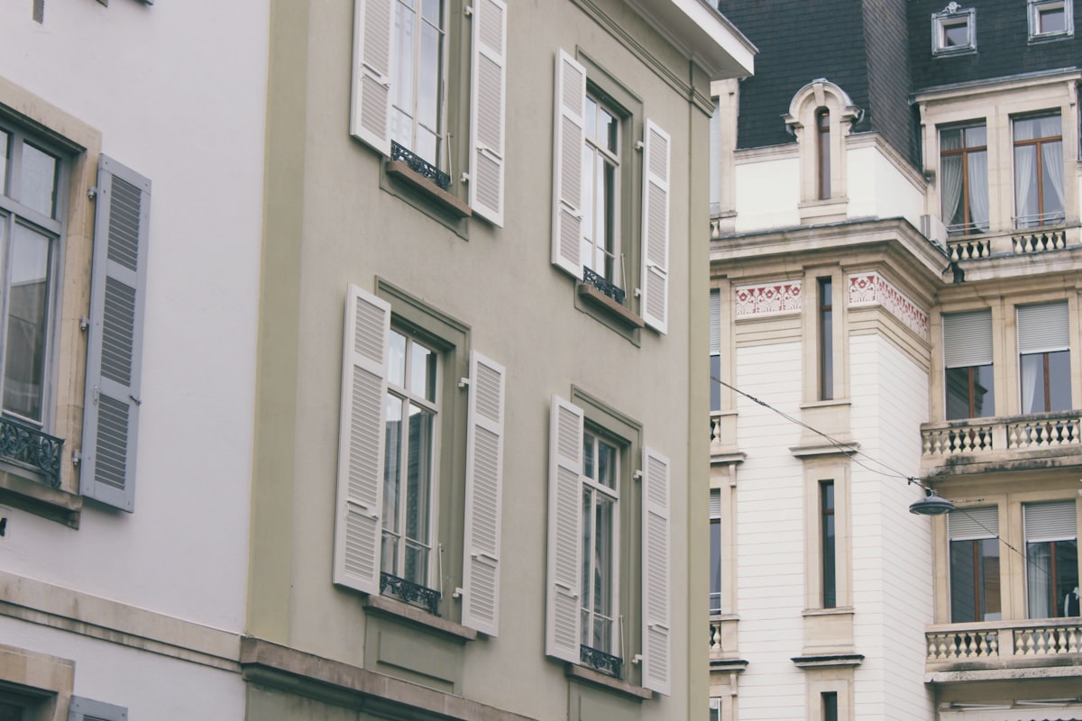 Bâtiment classé avec façade en pierre