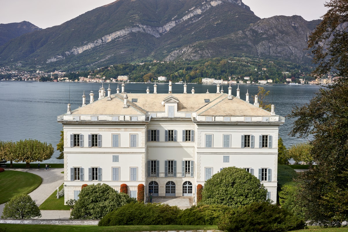 Villa avec vue sur le lac et les montagnes
