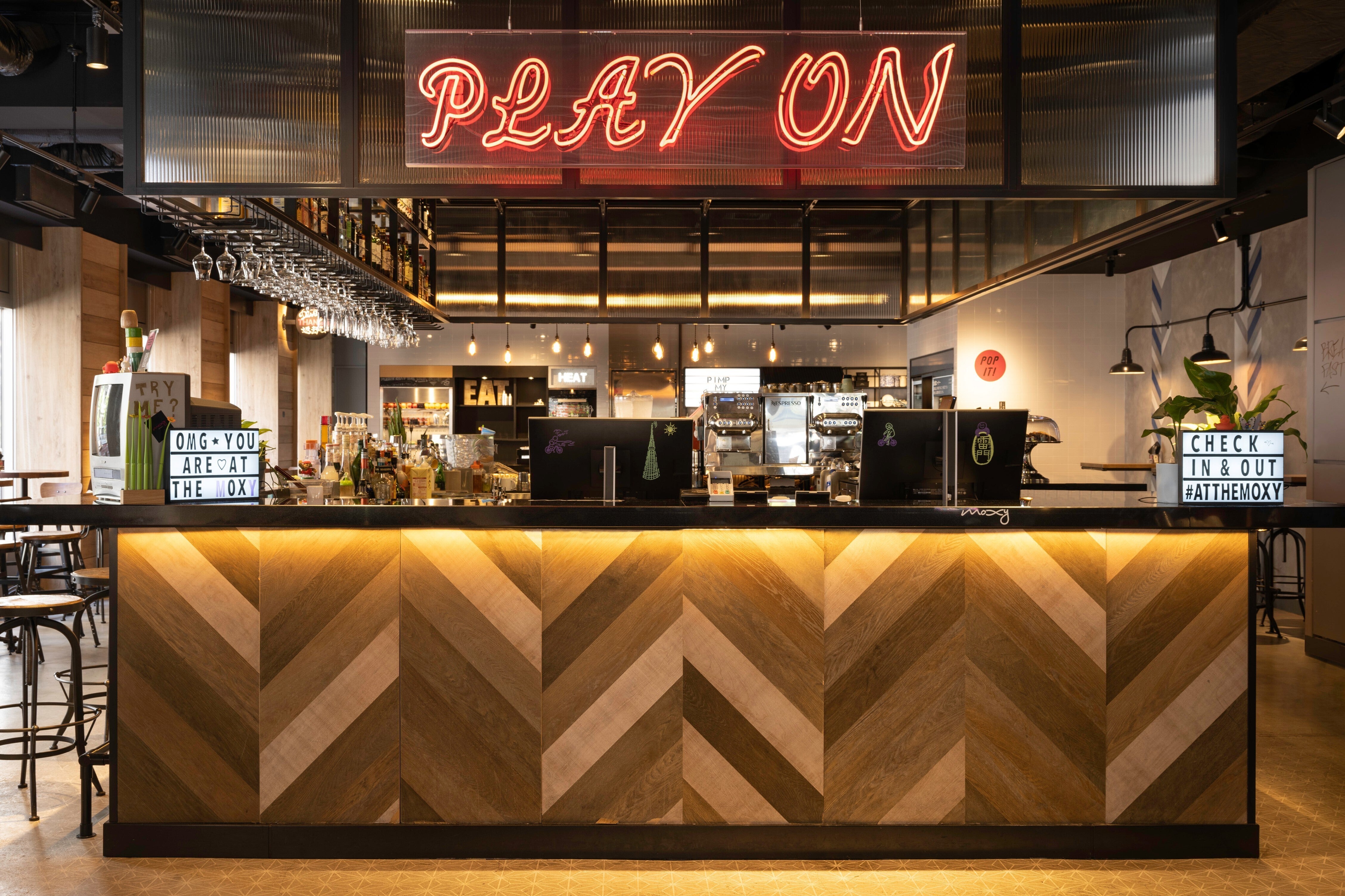 ラウンジとカフェ&バーは24時間オープン。