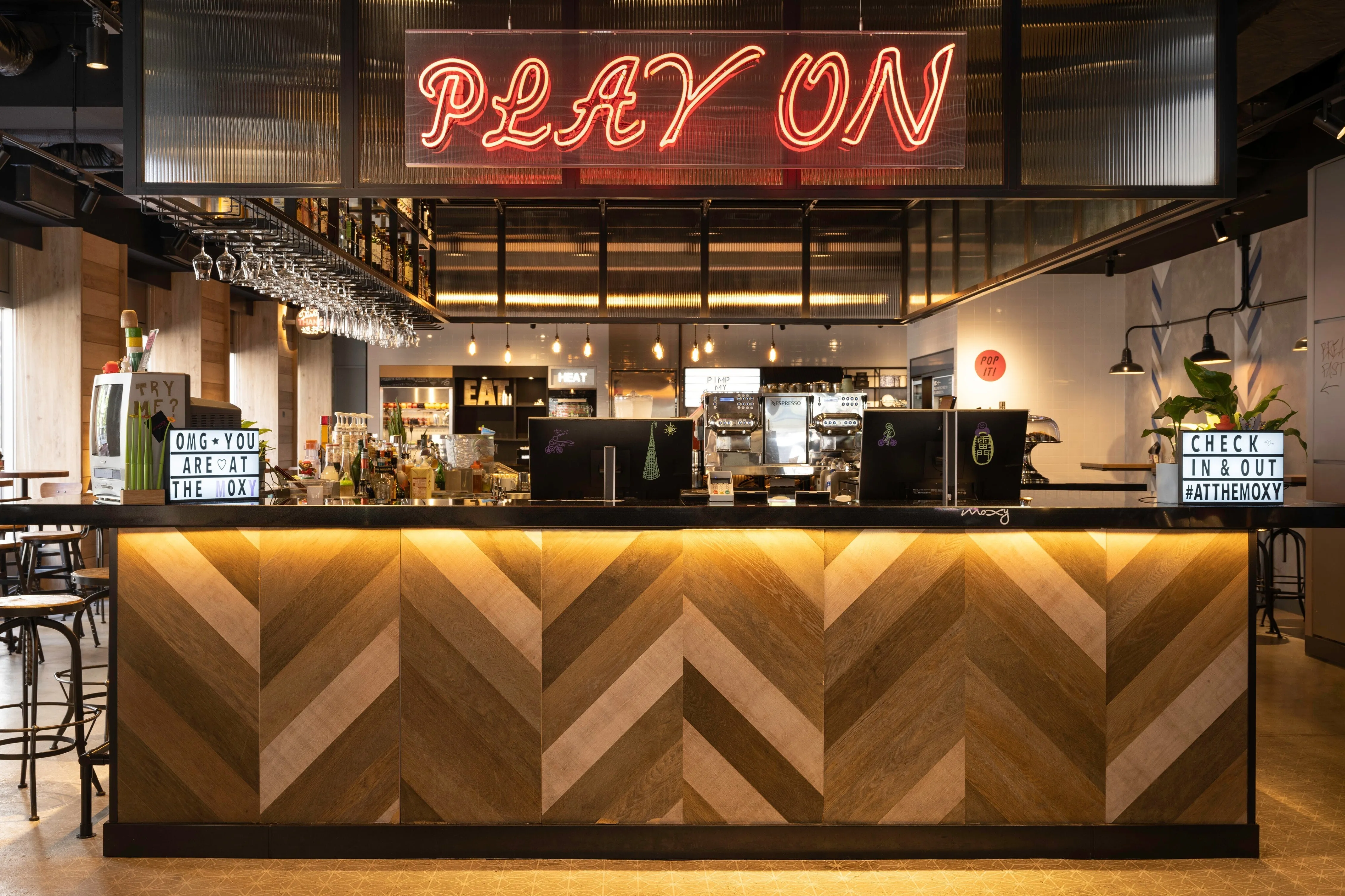 ラウンジとカフェ＆バーは24時間オープン。