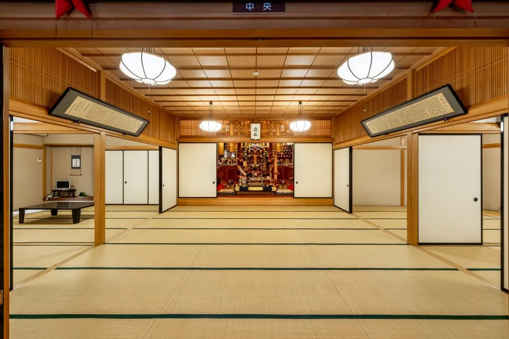 朝のお勤めの他、心を整える写経など、さまざまな修行体験を行うことができます。