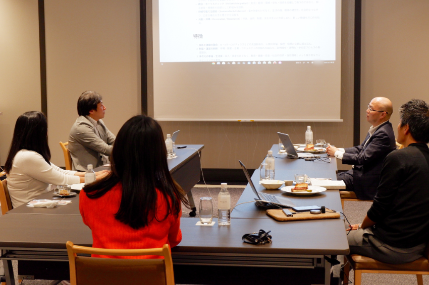 館内のドローイングルームでのチーム会議